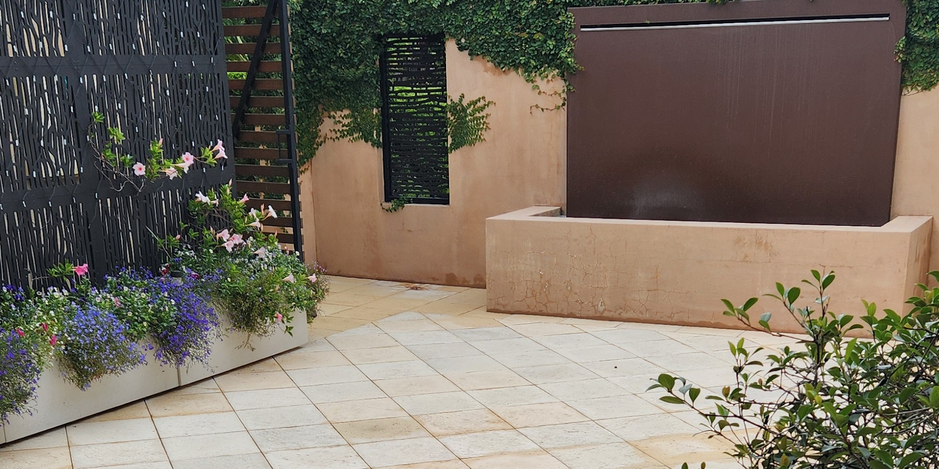 a clean courtyard after pressure cleaning in port stephens